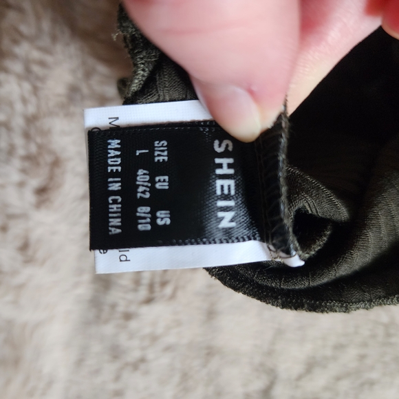 SHEIN Dark Green Crop Top with White Snake Graphic - Picture 3 of 3